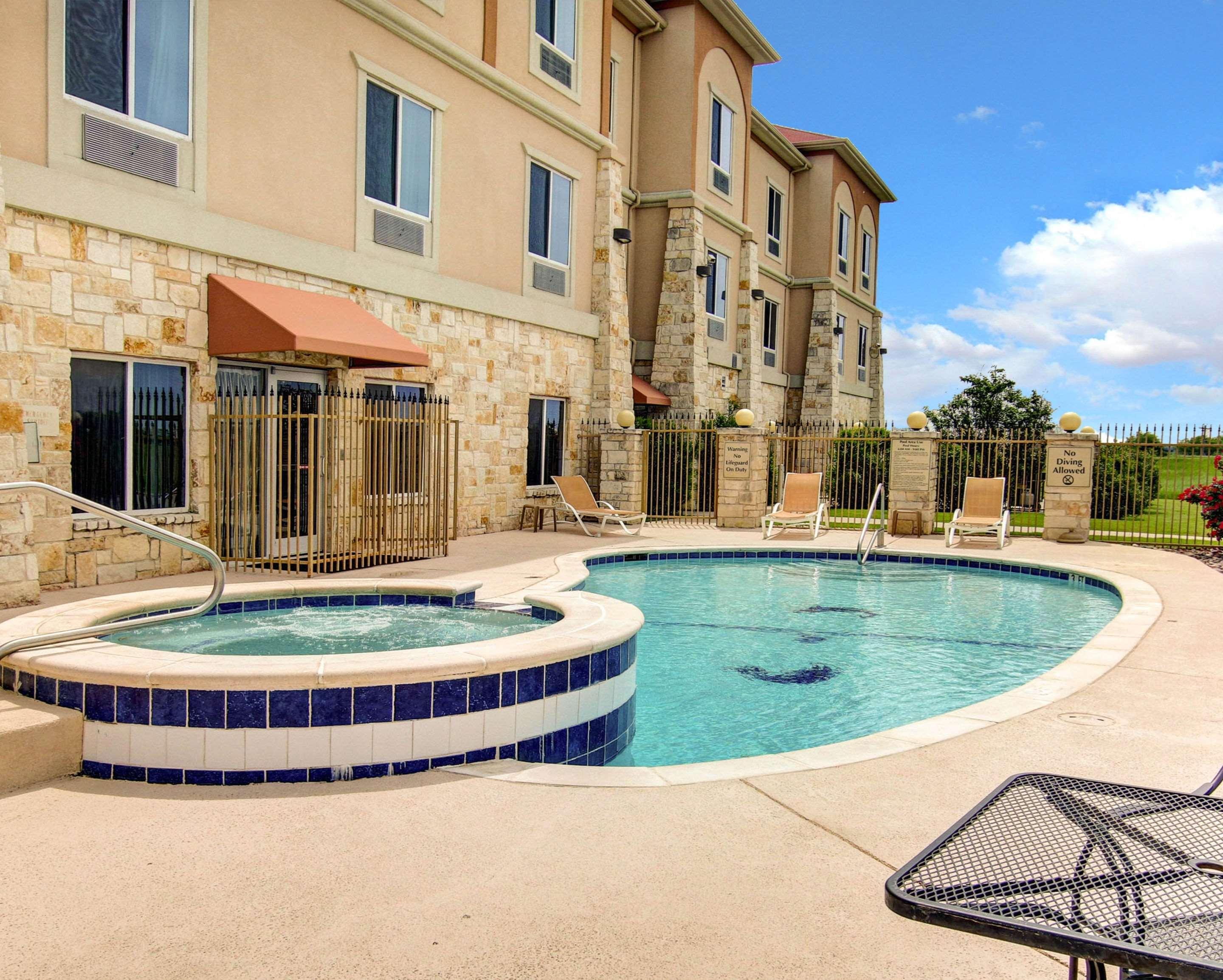 Comfort Inn & Suites Alvarado Exterior photo